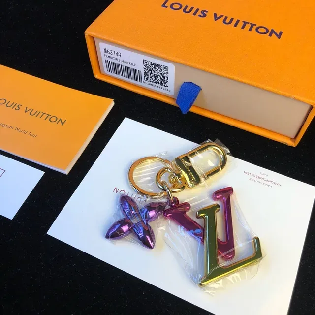 Sac bandoulière Louis Vuitton LV Monogramme Charm Purple Gold Metallic Charms Finition Iridescente 9