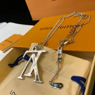 Louis Vuitton LV Monogram Colar com pingente tom prateado