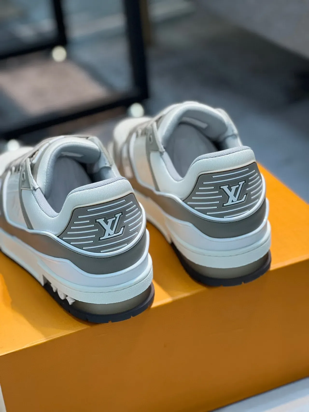 Louis Vuitton LV Trainer Beige Gray Tênis lifestyle de couro e sintético em camadas com painéis Monogram embossados 2