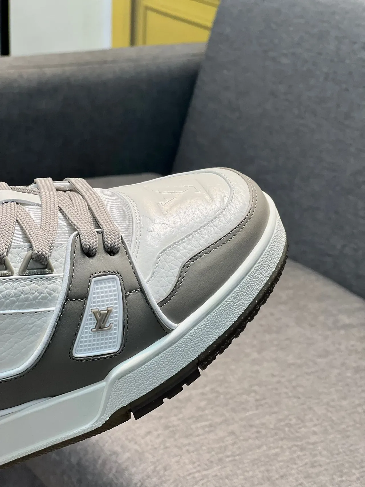 Louis Vuitton LV Trainer Beige Gray Tênis lifestyle de couro e sintético em camadas com painéis Monogram embossados 3