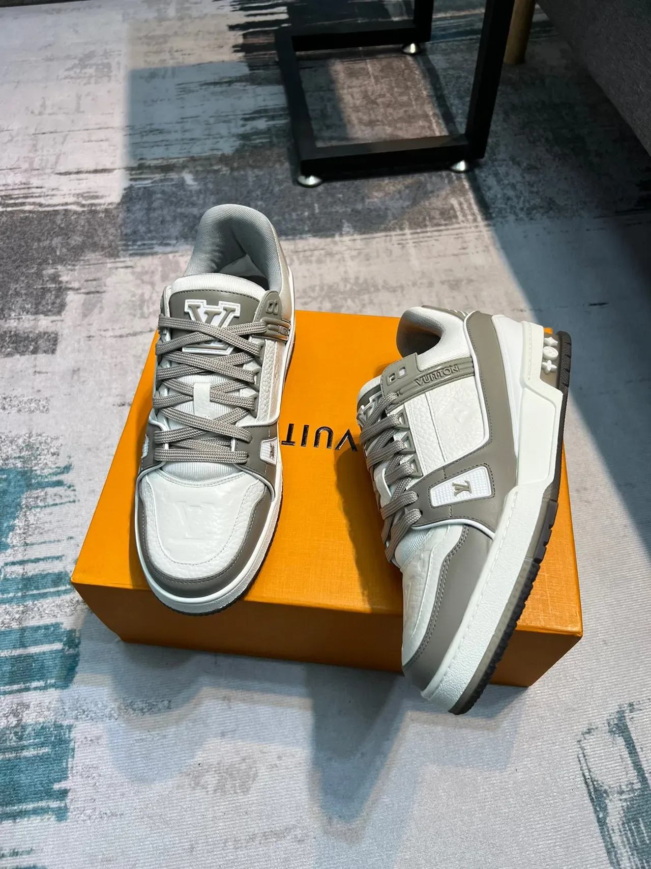 Louis Vuitton LV Trainer Beige Gray Tênis lifestyle de couro e sintético em camadas com painéis Monogram embossados 4