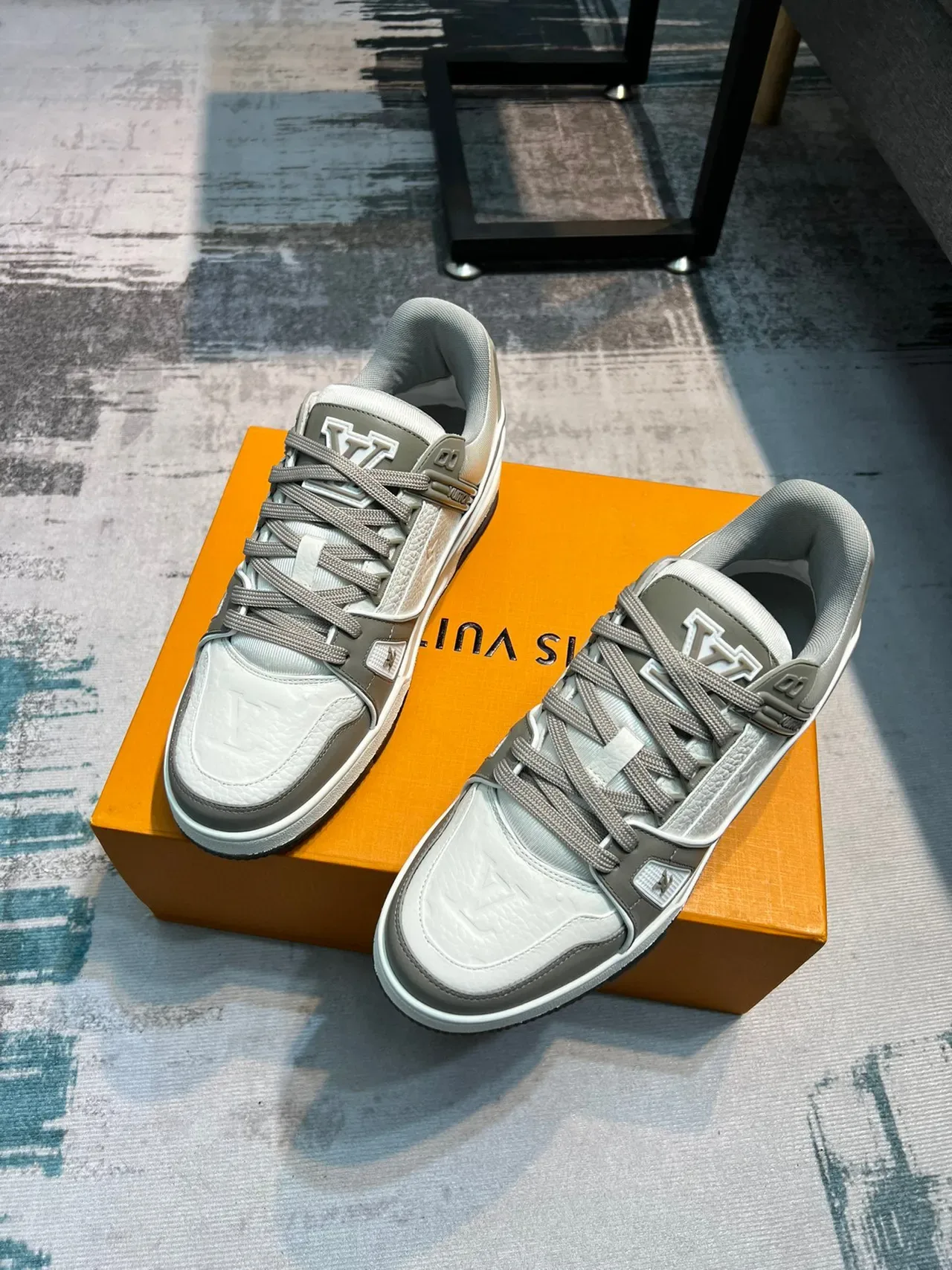 Louis Vuitton LV Trainer Beige Gray Tênis lifestyle de couro e sintético em camadas com painéis Monogram embossados 5