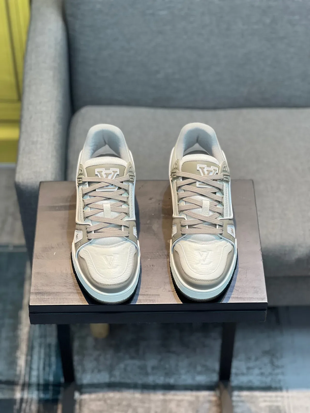 Louis Vuitton LV Trainer Beige Gray Tênis lifestyle de couro e sintético em camadas com painéis Monogram embossados 6