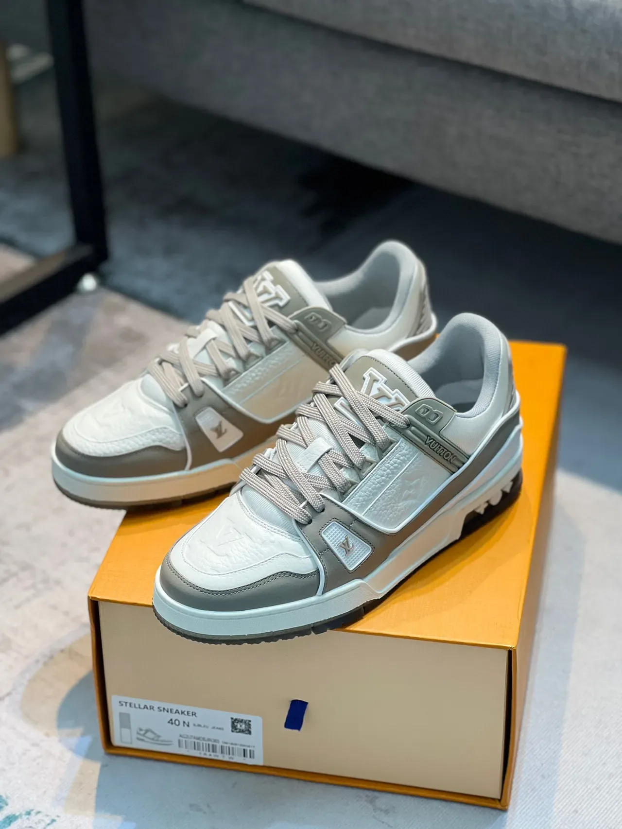 Louis Vuitton LV Trainer Beige Gray Tênis lifestyle de couro e sintético em camadas com painéis Monogram embossados 7