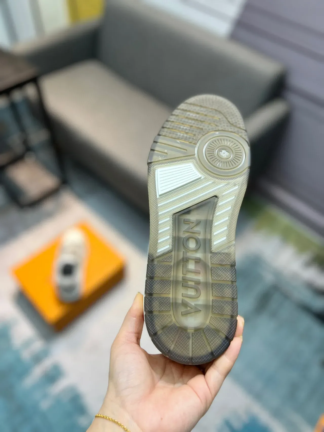 Louis Vuitton LV Trainer Beige Gray Tênis lifestyle de couro e sintético em camadas com painéis Monogram embossados 8