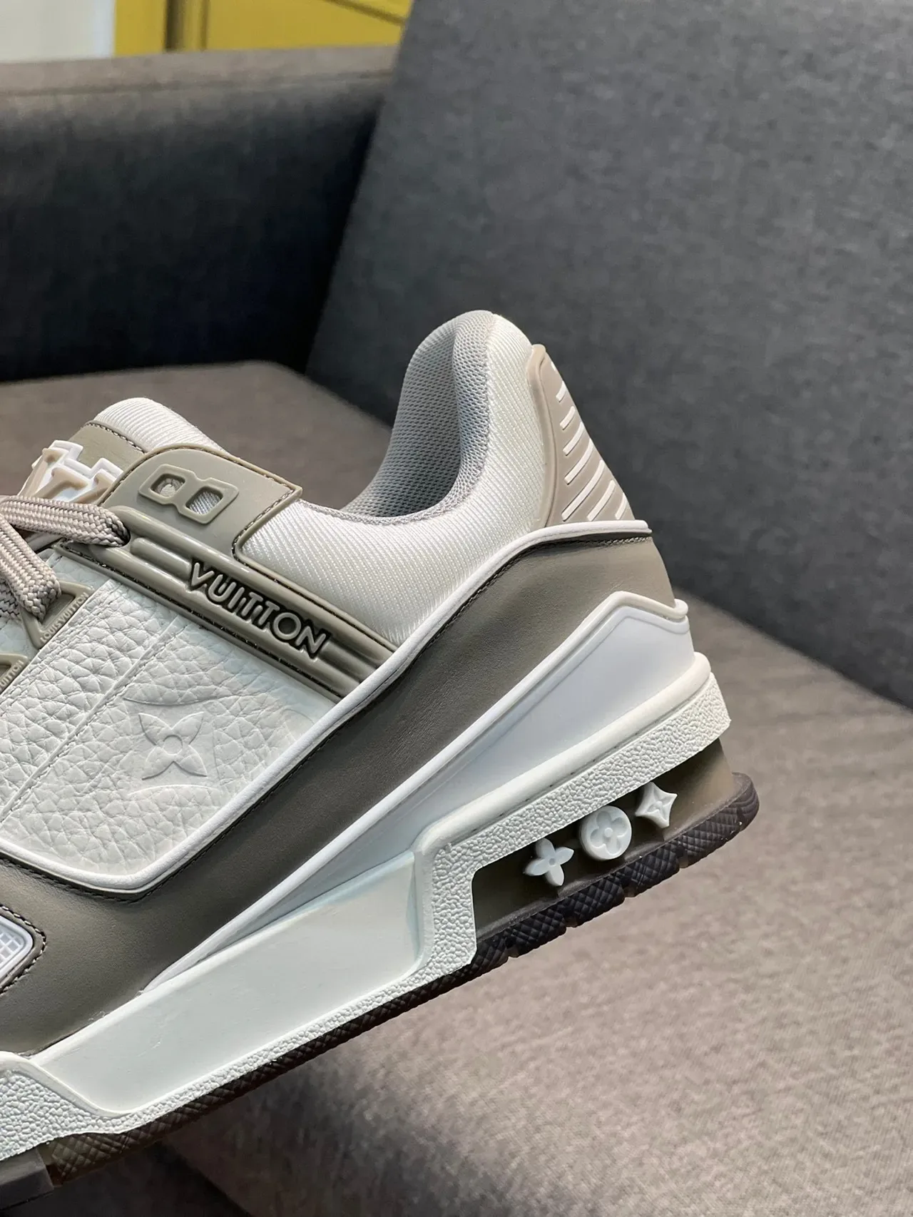 Louis Vuitton LV Trainer Beige Gray Tênis lifestyle de couro e sintético em camadas com painéis Monogram embossados 9