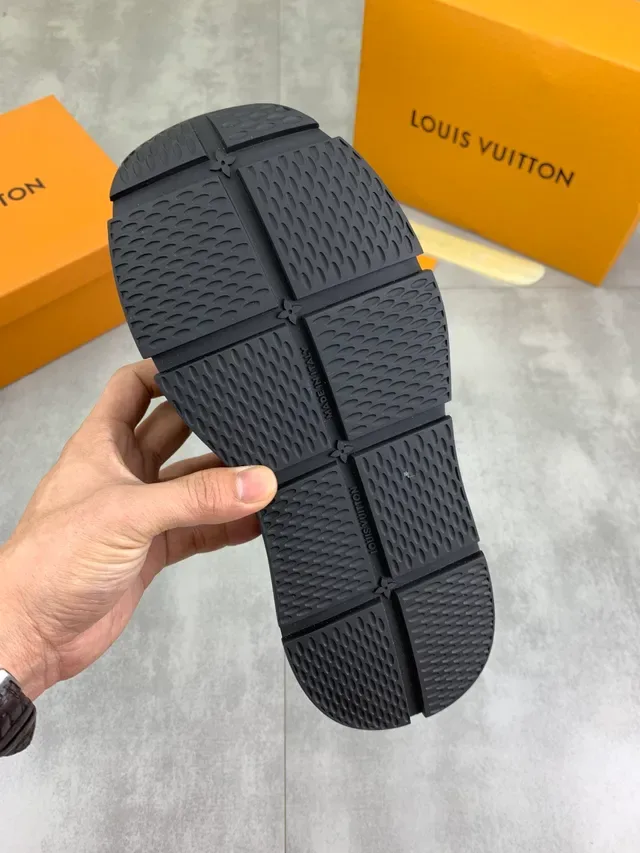 Louis Vuitton LV Trainer কালো ও সাদা মোনোগ্রাম টং এমবসড সাইড লোগো চাঙ্কি স্নিকার্স 2