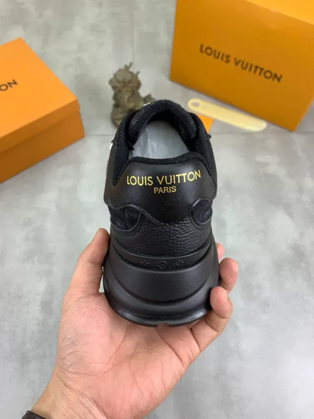 Louis Vuitton LV Trainer কালো ও সাদা মোনোগ্রাম টং এমবসড সাইড লোগো চাঙ্কি স্নিকার্স 3