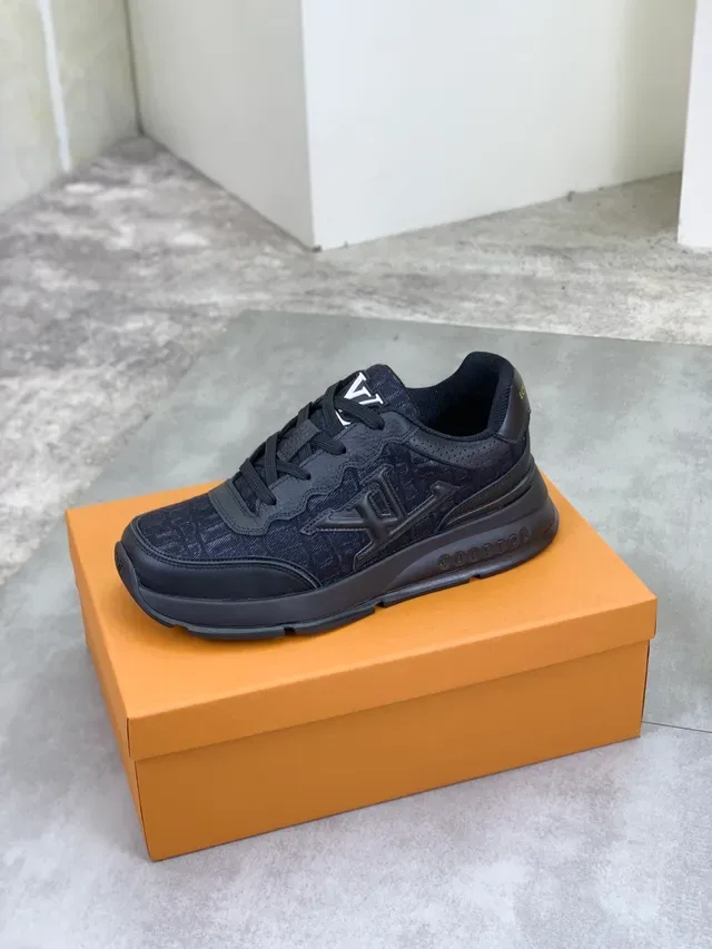 Louis Vuitton LV Trainer কালো ও সাদা মোনোগ্রাম টং এমবসড সাইড লোগো চাঙ্কি স্নিকার্স 4