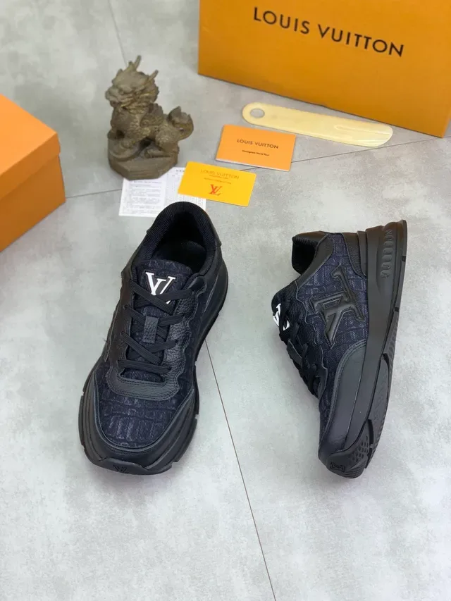 Louis Vuitton LV Trainer কালো ও সাদা মোনোগ্রাম টং এমবসড সাইড লোগো চাঙ্কি স্নিকার্স 5
