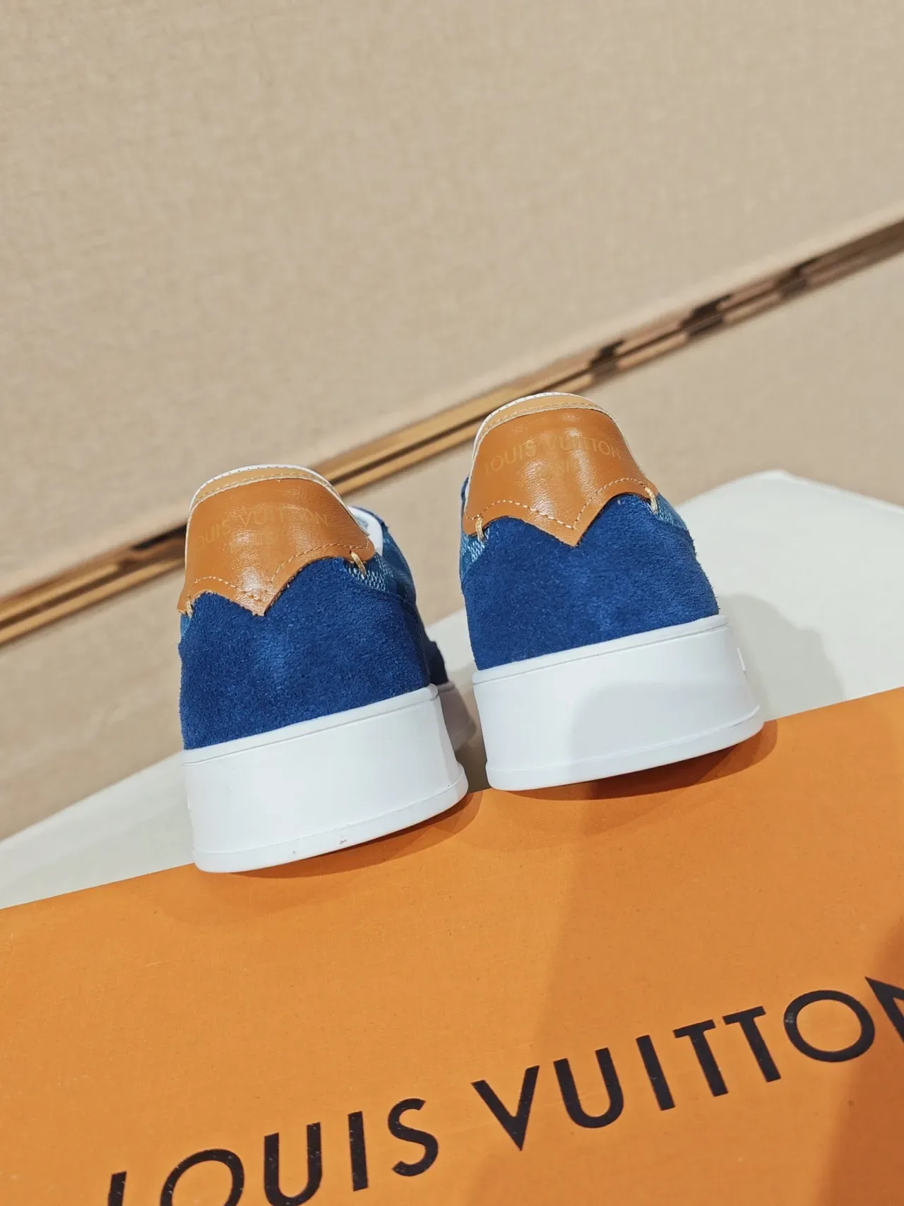 Louis Vuitton LV Trainer Chaussures Lifestyle Bleu Beige daim et panneau Damier Check avec panneau embossé Monogram midsole 3