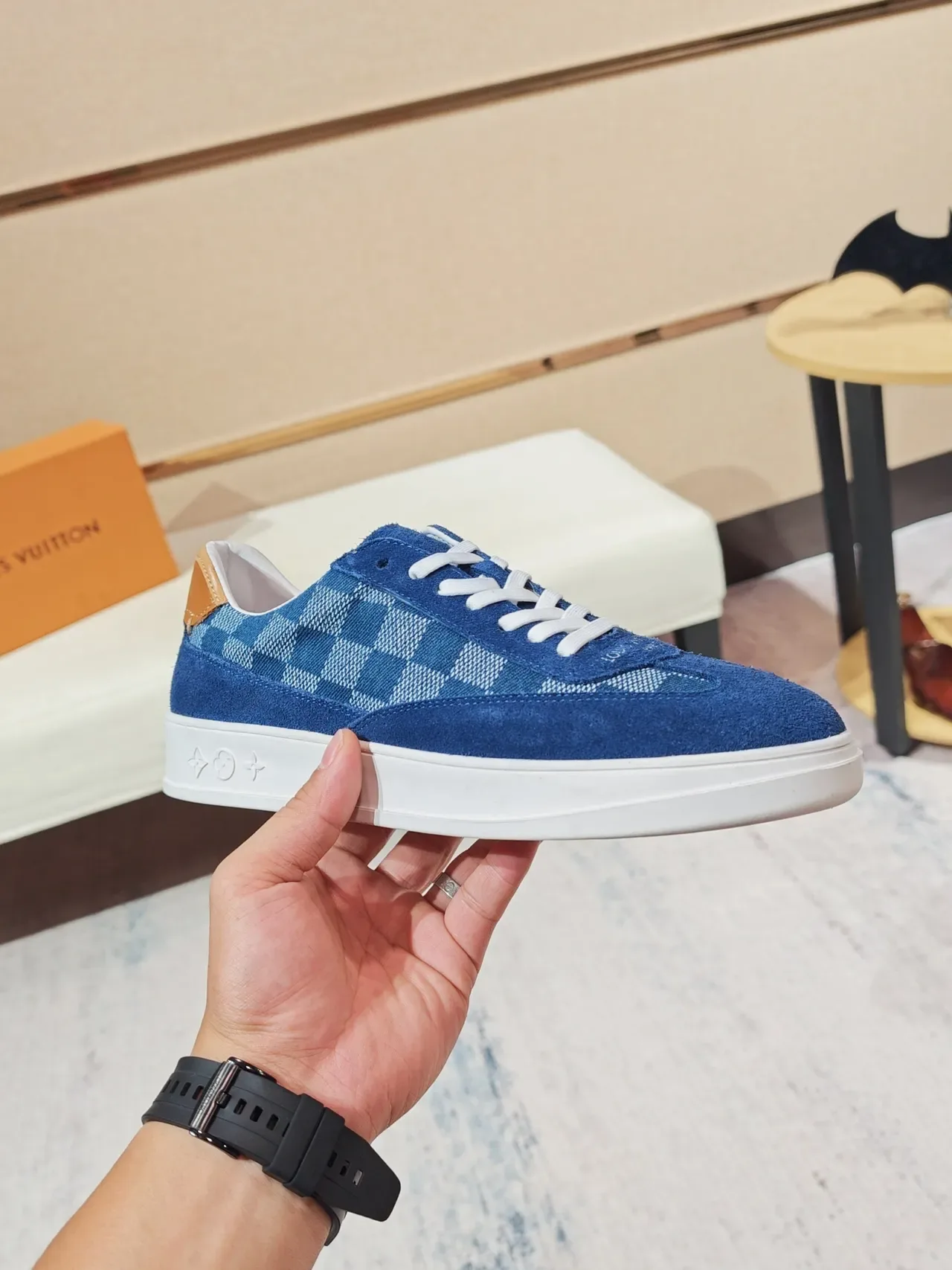 Louis Vuitton LV Trainer Chaussures Lifestyle Bleu Beige daim et panneau Damier Check avec panneau embossé Monogram midsole 4