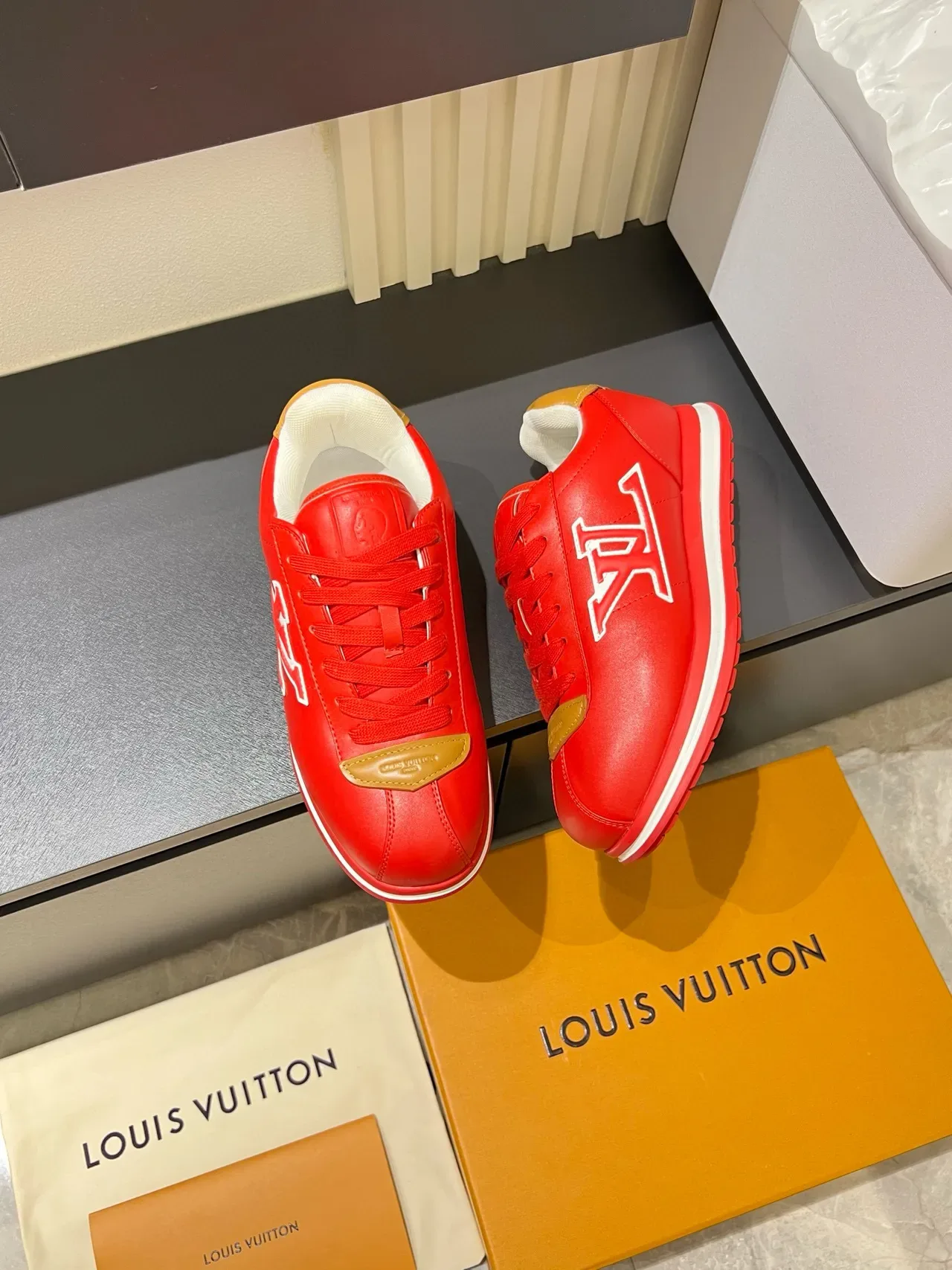 Louis Vuitton LV Trainer Rojo Dorado Monogramado Cuero Superior Zapatillas Lifestyle 4