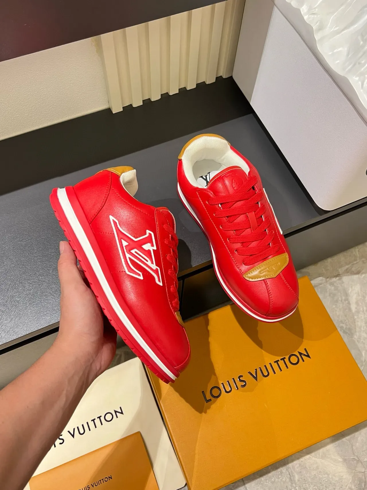 Louis Vuitton LV Trainer Rojo Dorado Monogramado Cuero Superior Zapatillas Lifestyle 6