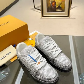 Louis Vuitton LV Trainer Tênis Plataforma Prata Branco Metálico Textura Escama Superior Cordões Lifestyle Sneakers