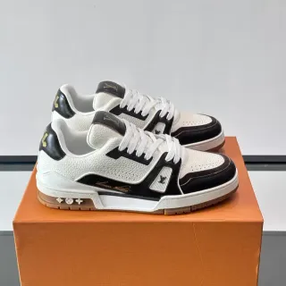 Louis Vuitton LV Trainer Sneakers Blancas Negras Construcción de cuero con capas Panel lateral con monograma Sneakers lifestyle