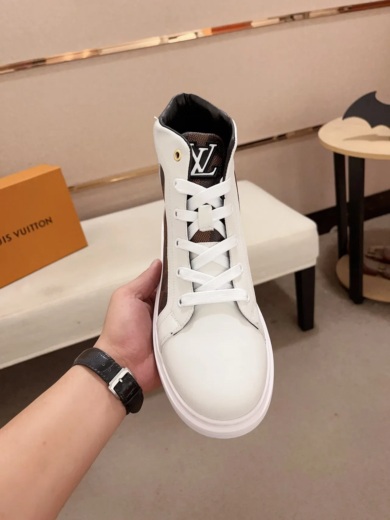 Louis Vuitton LV Trainer সাদা বাদামি হাই-টপ চামড়া এবং মোনোগ্রাম ক্যানভাস লাইফস্টাইল স্নিকার 2
