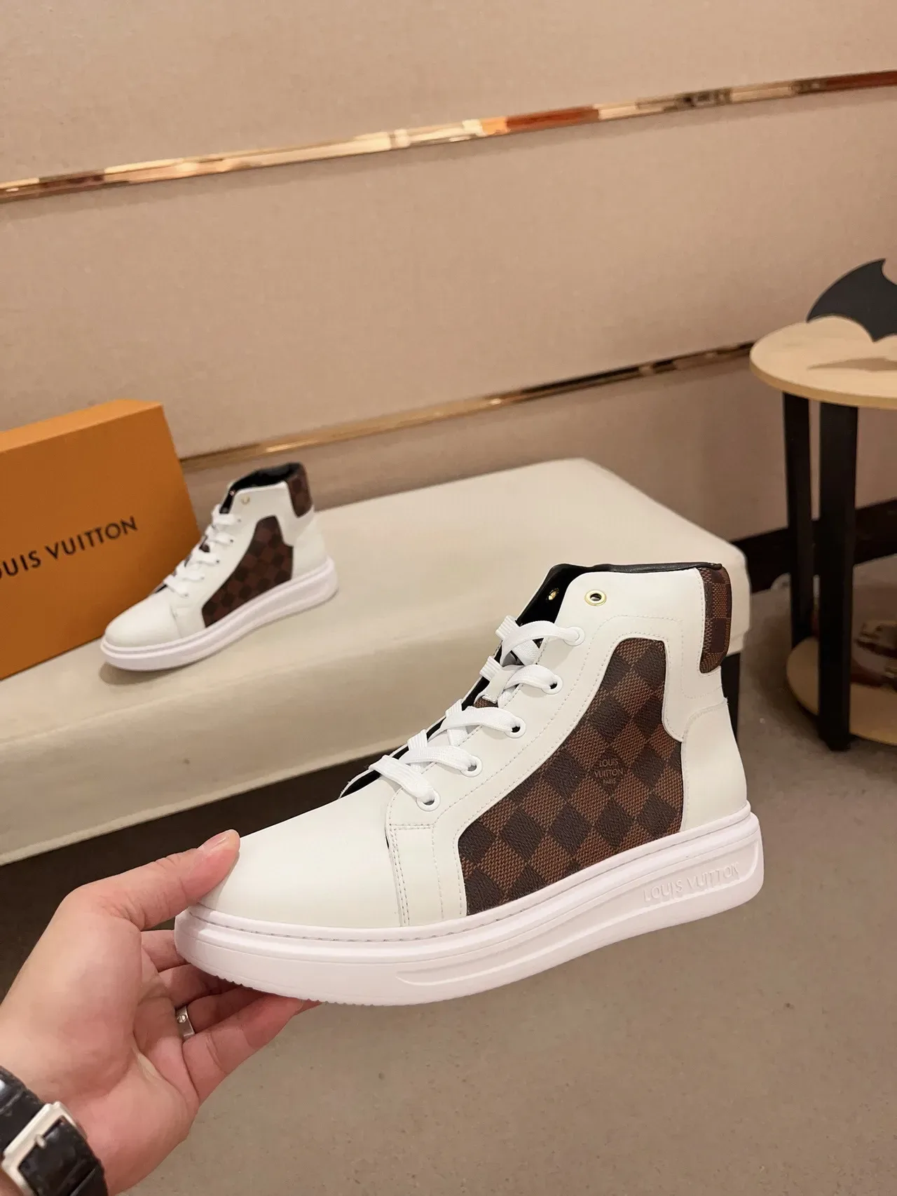 Louis Vuitton LV Trainer সাদা বাদামি হাই-টপ চামড়া এবং মোনোগ্রাম ক্যানভাস লাইফস্টাইল স্নিকার 3