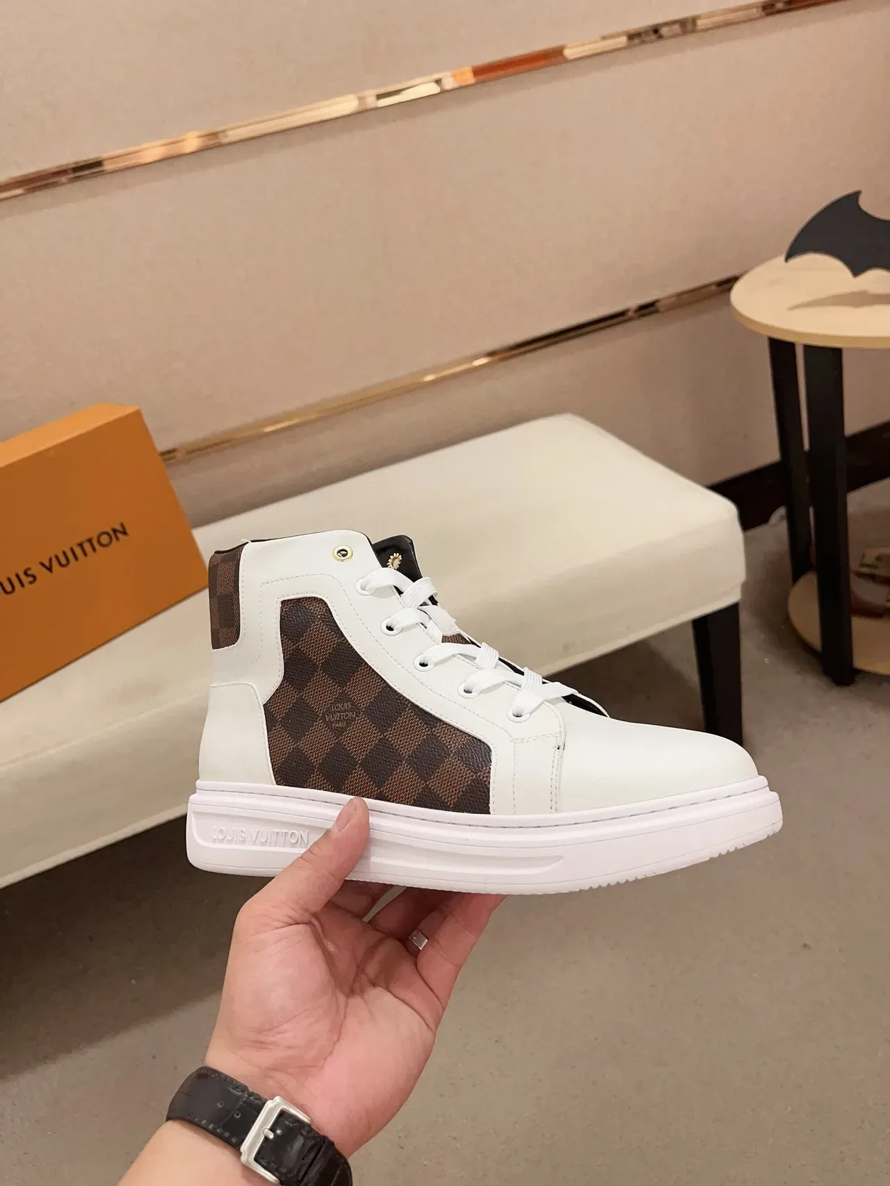 Louis Vuitton LV Trainer সাদা বাদামি হাই-টপ চামড়া এবং মোনোগ্রাম ক্যানভাস লাইফস্টাইল স্নিকার 4