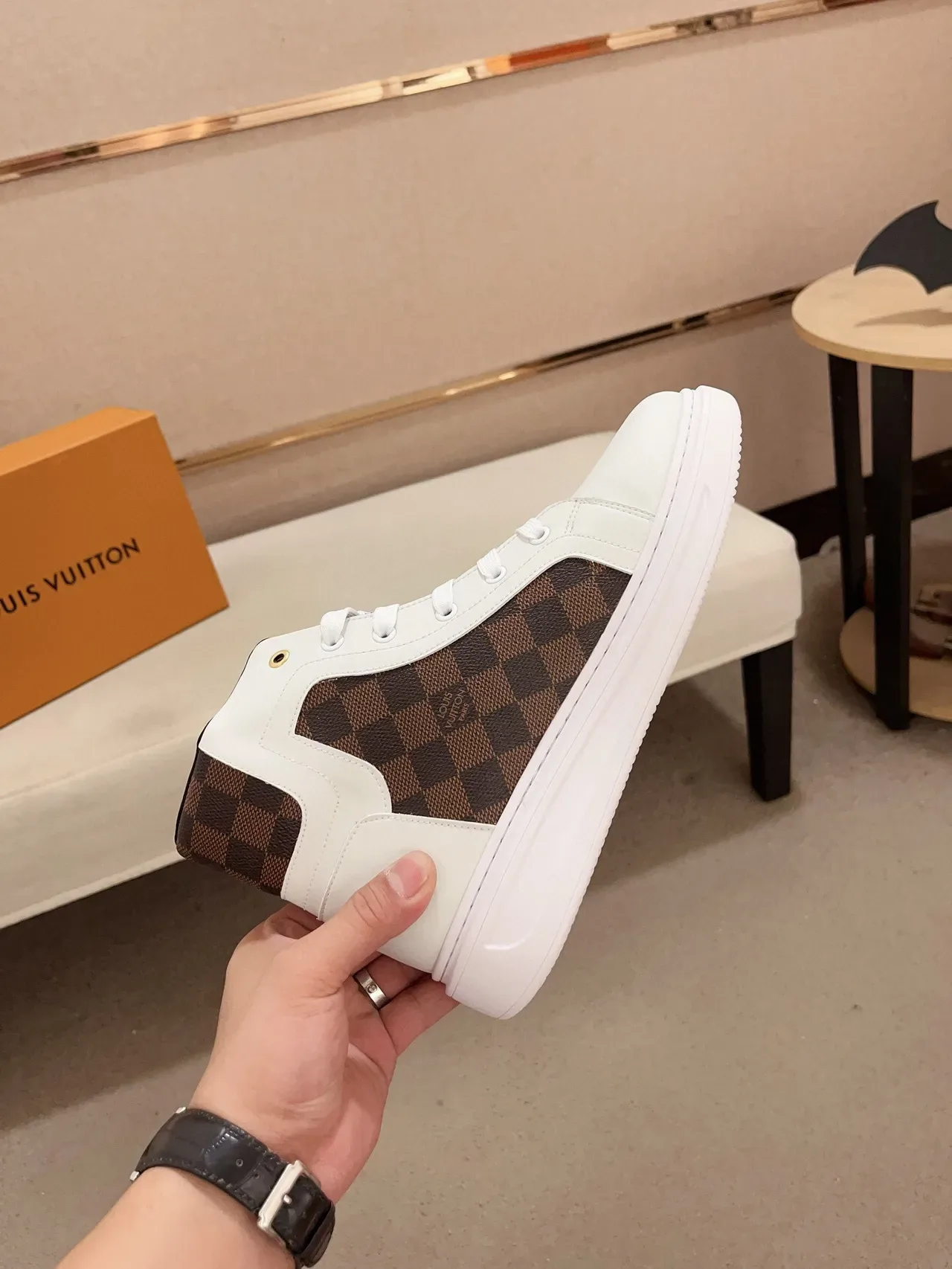 Louis Vuitton LV Trainer সাদা বাদামি হাই-টপ চামড়া এবং মোনোগ্রাম ক্যানভাস লাইফস্টাইল স্নিকার 5