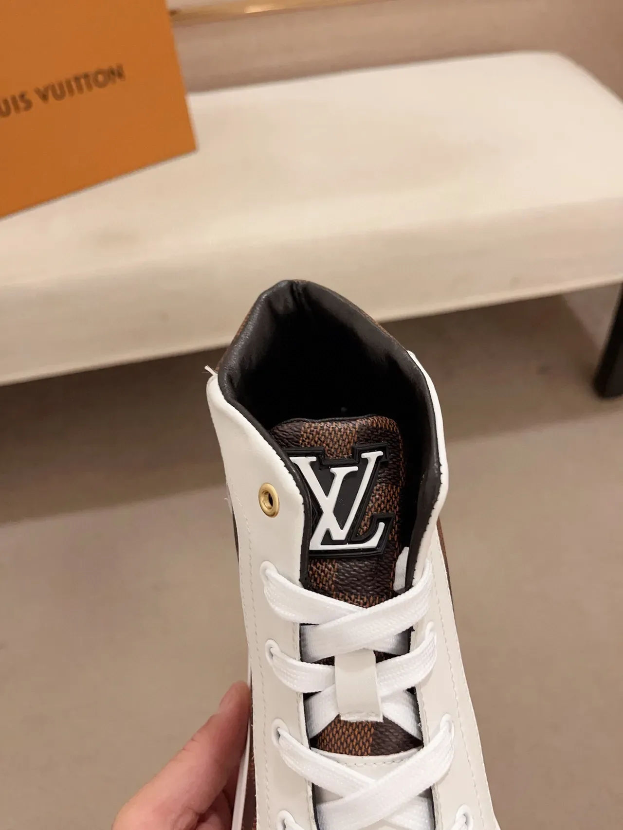 Louis Vuitton LV Trainer সাদা বাদামি হাই-টপ চামড়া এবং মোনোগ্রাম ক্যানভাস লাইফস্টাইল স্নিকার 6