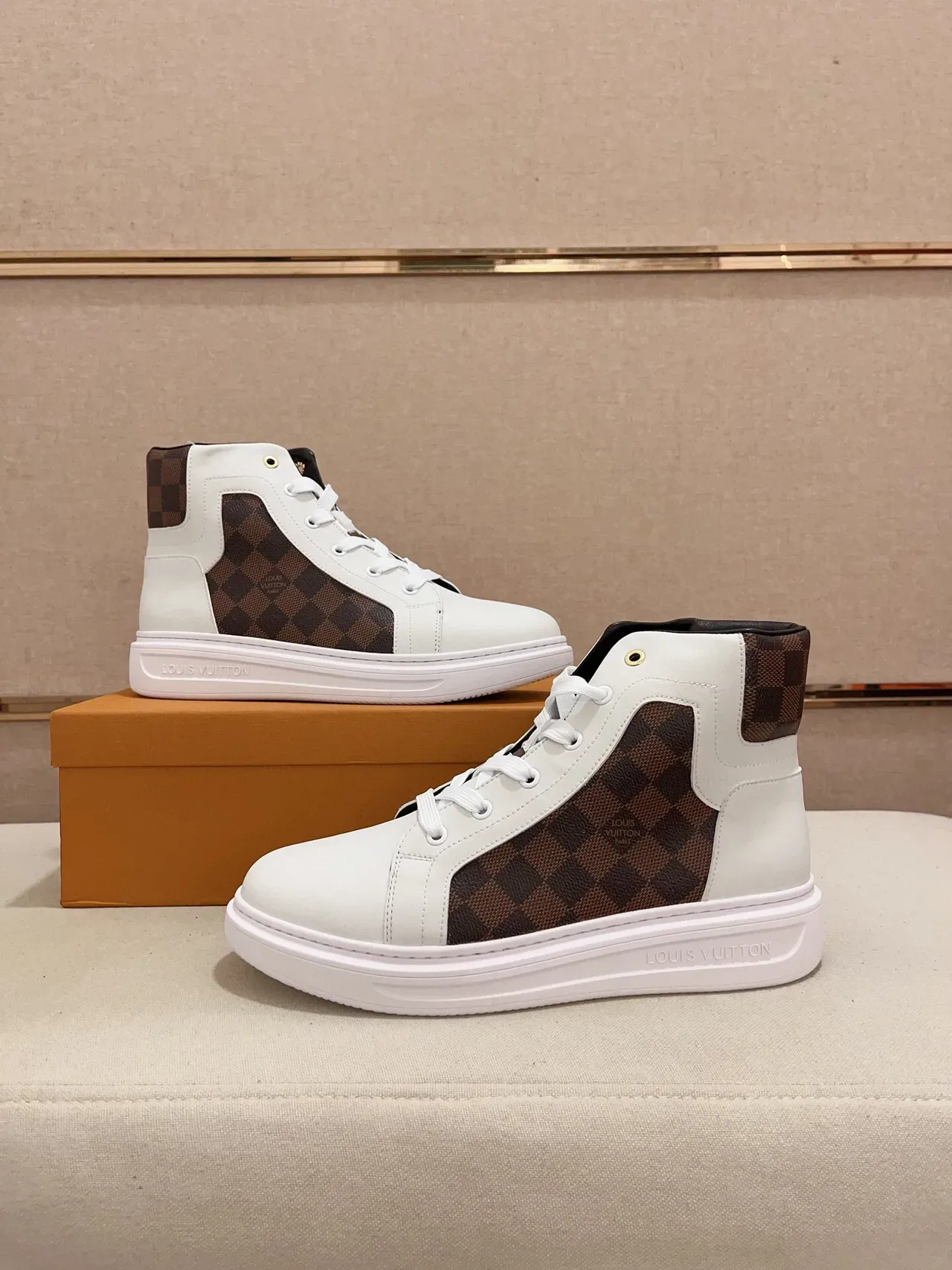 Louis Vuitton LV Trainer সাদা বাদামি হাই-টপ চামড়া এবং মোনোগ্রাম ক্যানভাস লাইফস্টাইল স্নিকার 7