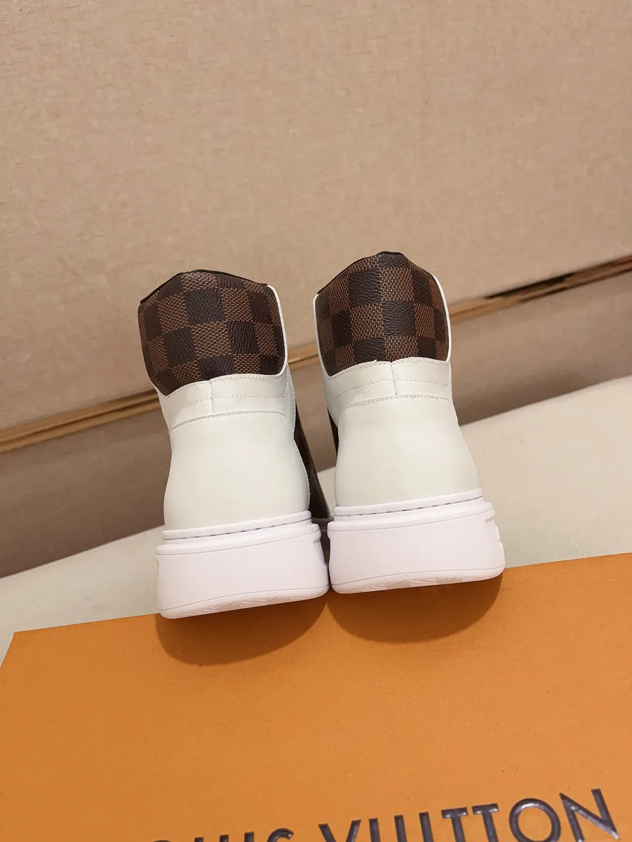Louis Vuitton LV Trainer সাদা বাদামি হাই-টপ চামড়া এবং মোনোগ্রাম ক্যানভাস লাইফস্টাইল স্নিকার 8