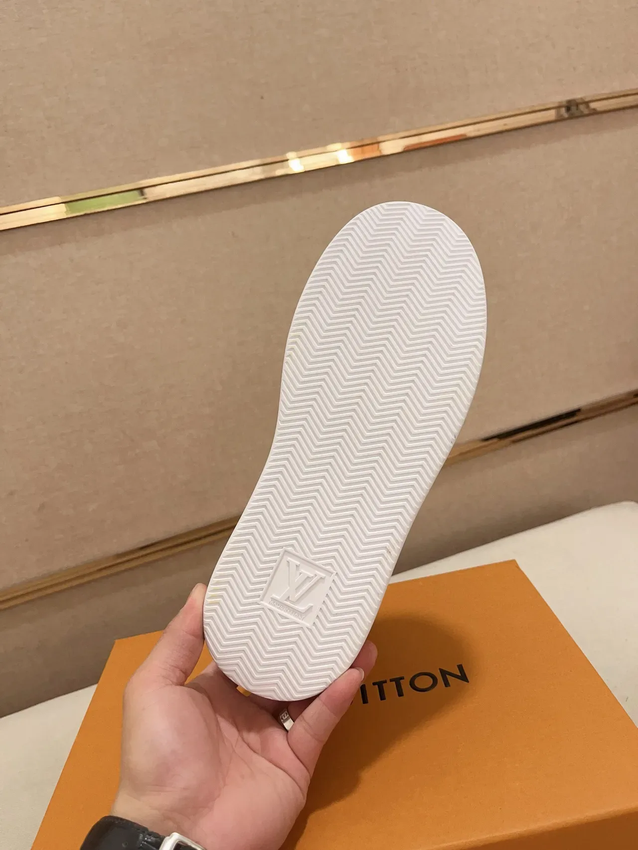 Louis Vuitton LV Trainer সাদা বাদামি হাই-টপ চামড়া এবং মোনোগ্রাম ক্যানভাস লাইফস্টাইল স্নিকার 9