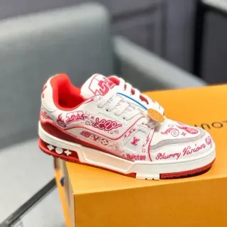 Louis Vuitton LV Trainer Blanco y Rojo con Impresión Graffiti en la Parte Superior, Suela Intermedia Esculpida y Capa, Sneakers Lifestyle