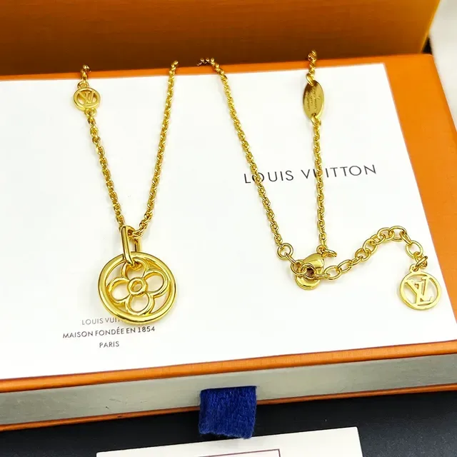 Louis Vuitton LV Twiggy Collier pendentif floral doré 7