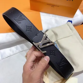 Louis Vuitton Monogram काला चांदी एंबॉस्ड मेटालिक LV बकल चमड़े की बेल्ट