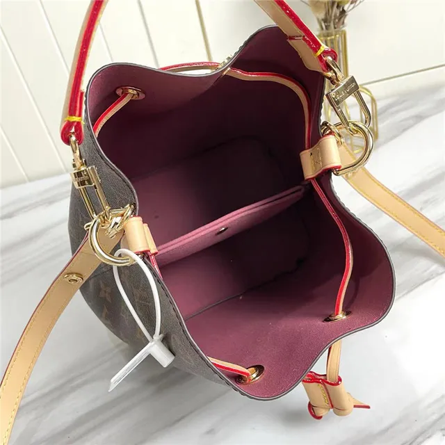حقيبة Louis Vuitton Monogram Canvas مع حافة بيج وتطريز أحمر 2