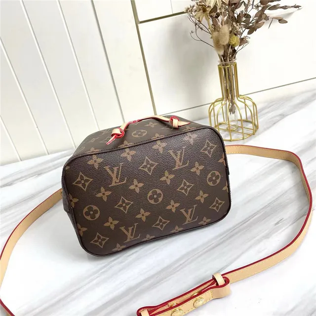 حقيبة Louis Vuitton Monogram Canvas مع حافة بيج وتطريز أحمر 3