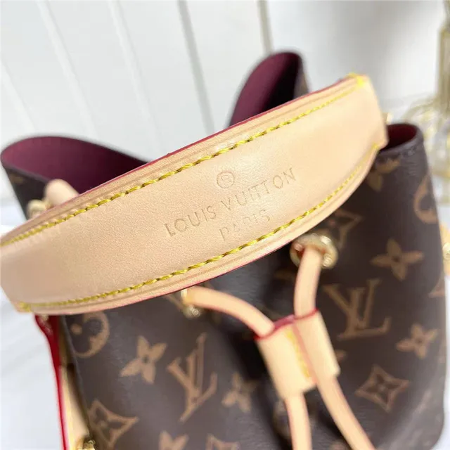 حقيبة Louis Vuitton Monogram Canvas مع حافة بيج وتطريز أحمر 4