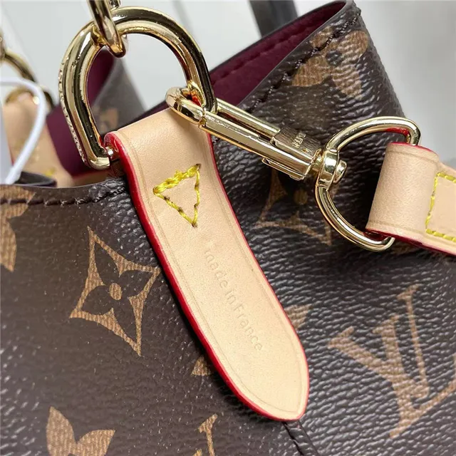 حقيبة Louis Vuitton Monogram Canvas مع حافة بيج وتطريز أحمر 5
