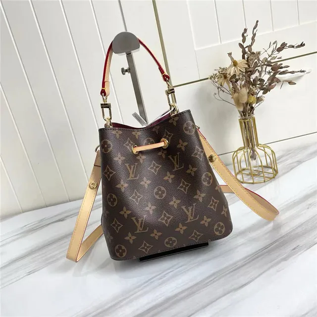 حقيبة Louis Vuitton Monogram Canvas مع حافة بيج وتطريز أحمر 6