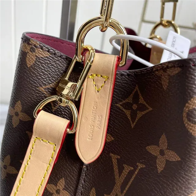 حقيبة Louis Vuitton Monogram Canvas مع حافة بيج وتطريز أحمر 7