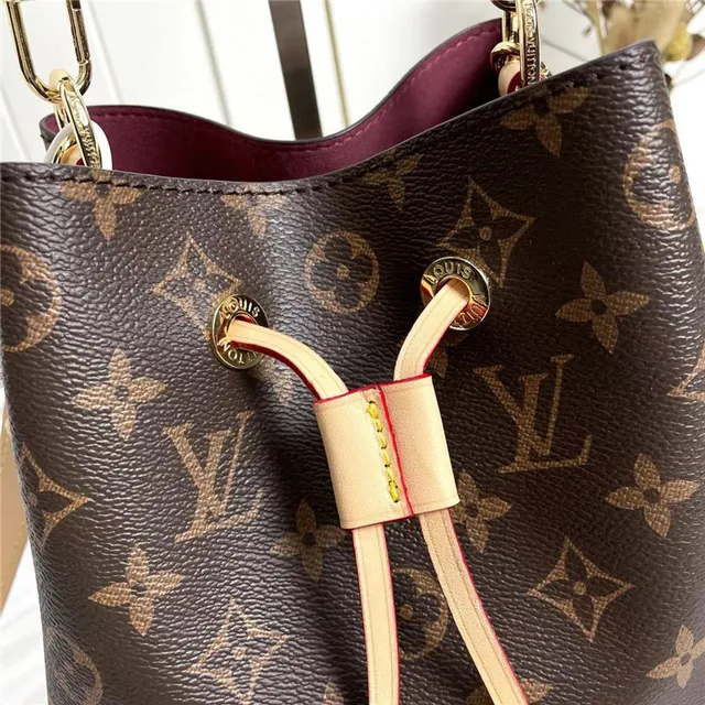 حقيبة Louis Vuitton Monogram Canvas مع حافة بيج وتطريز أحمر 8