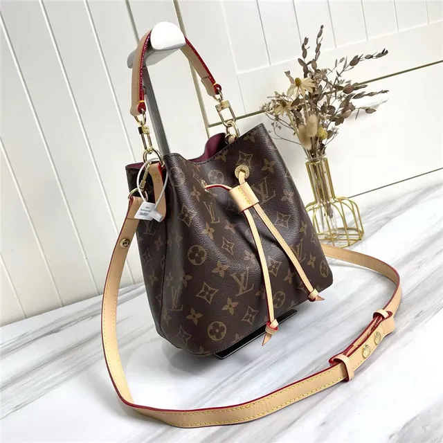حقيبة Louis Vuitton Monogram Canvas مع حافة بيج وتطريز أحمر 9