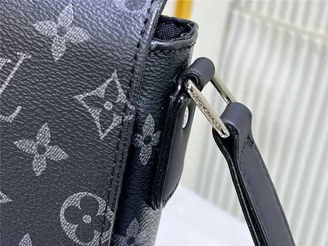 Louis Vuitton Monogram Canvas Flap Messenger Bag 15