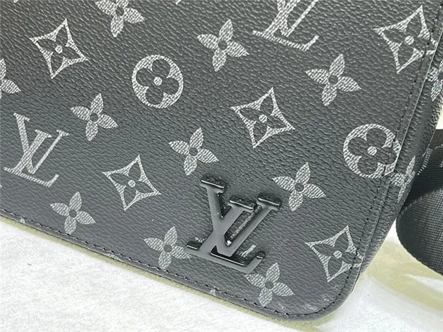 Louis Vuitton Monogram Canvas Flap Messenger Bag 16