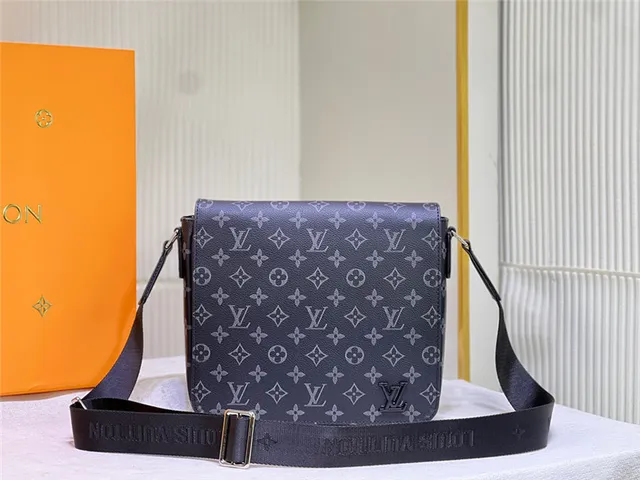 Louis Vuitton Monogram Canvas Flap Messenger Bag 19