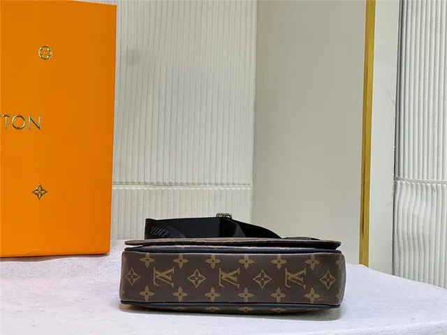 Louis Vuitton Monogram Canvas Flap Messenger Bag 22