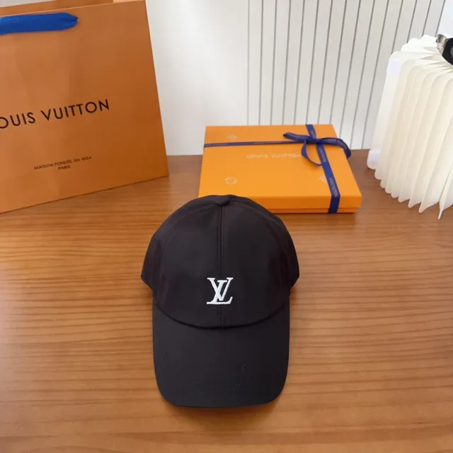 Louis Vuitton Monogram 刺绣黑色棒球帽 9