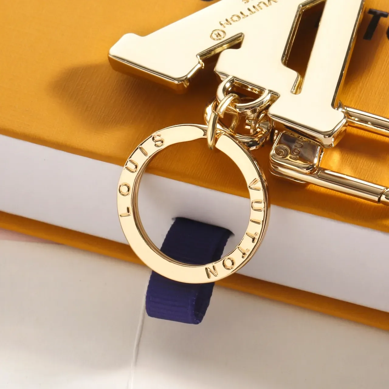 Louis Vuitton Monogram Esmalte Azul Dorado Metal Bolso Cruzado 5