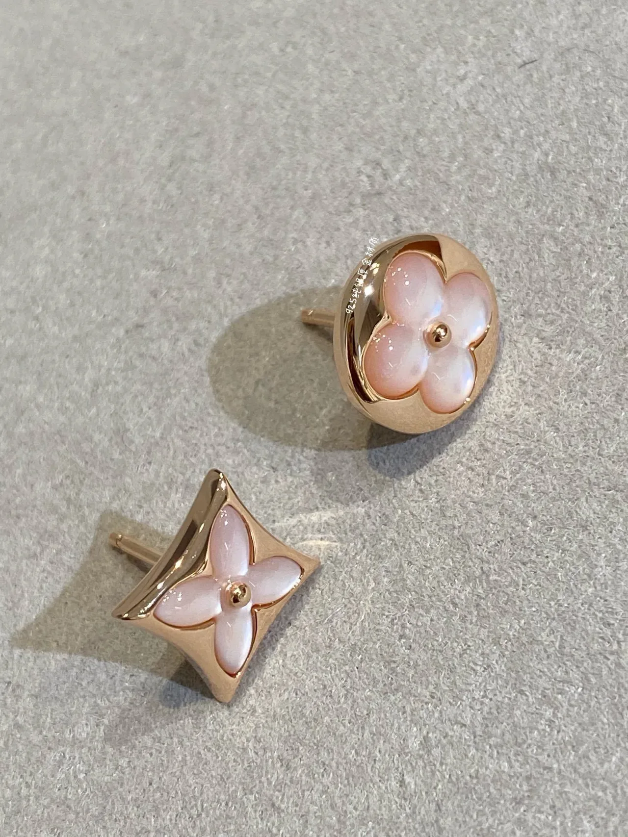 Brincos Louis Vuitton Monogram Flower de Madre-Pérola 3