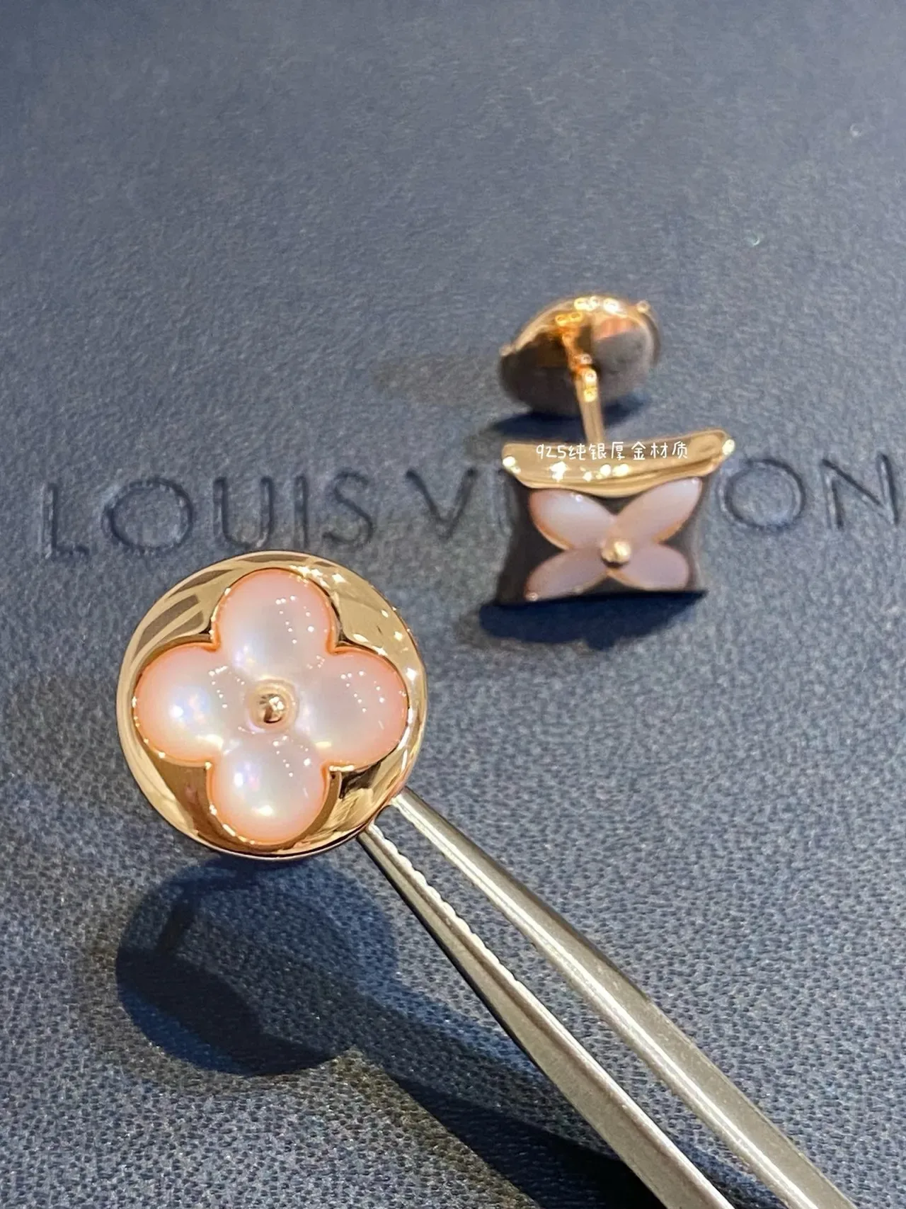 Brincos Louis Vuitton Monogram Flower de Madre-Pérola 4