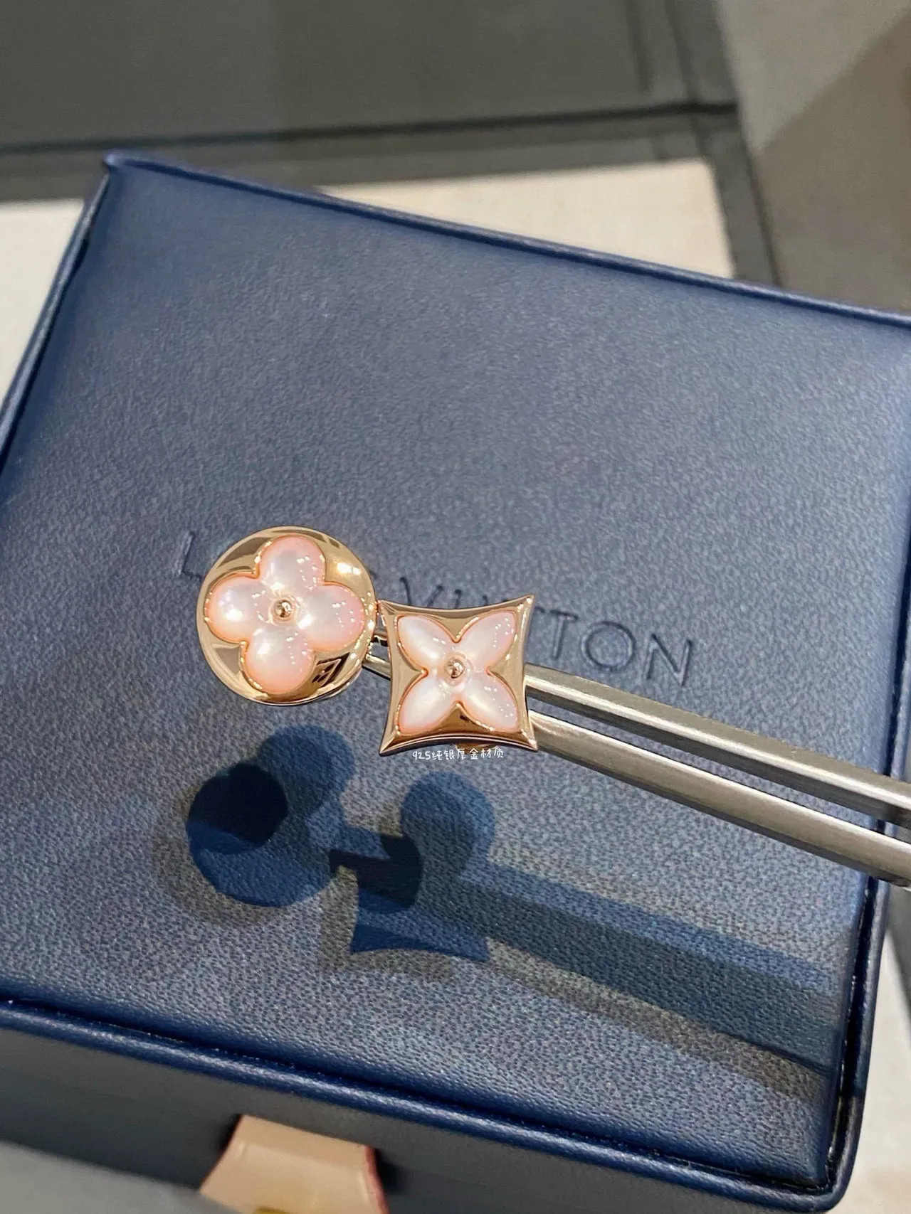 Brincos Louis Vuitton Monogram Flower de Madre-Pérola 7