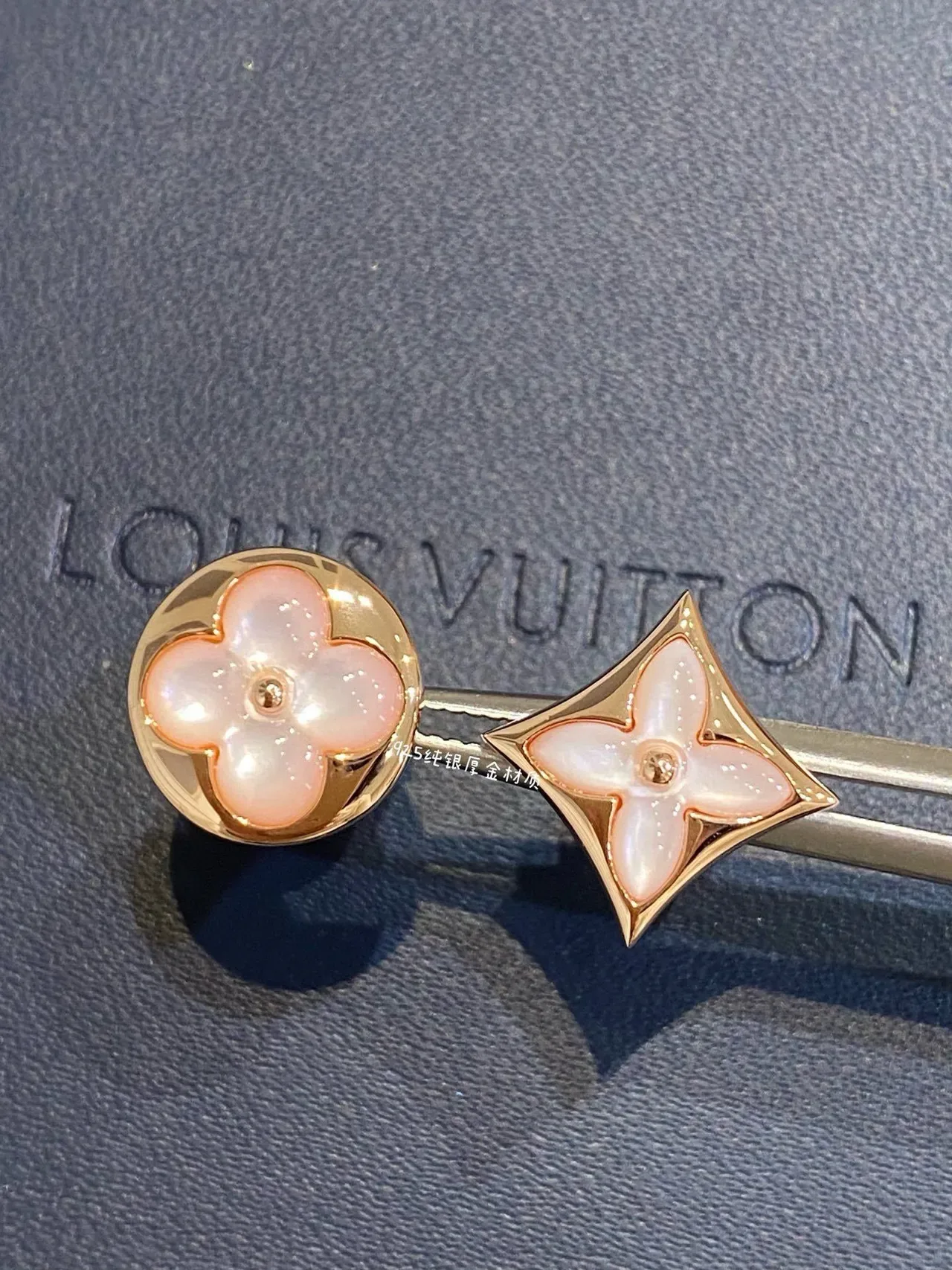 Brincos Louis Vuitton Monogram Flower de Madre-Pérola 8