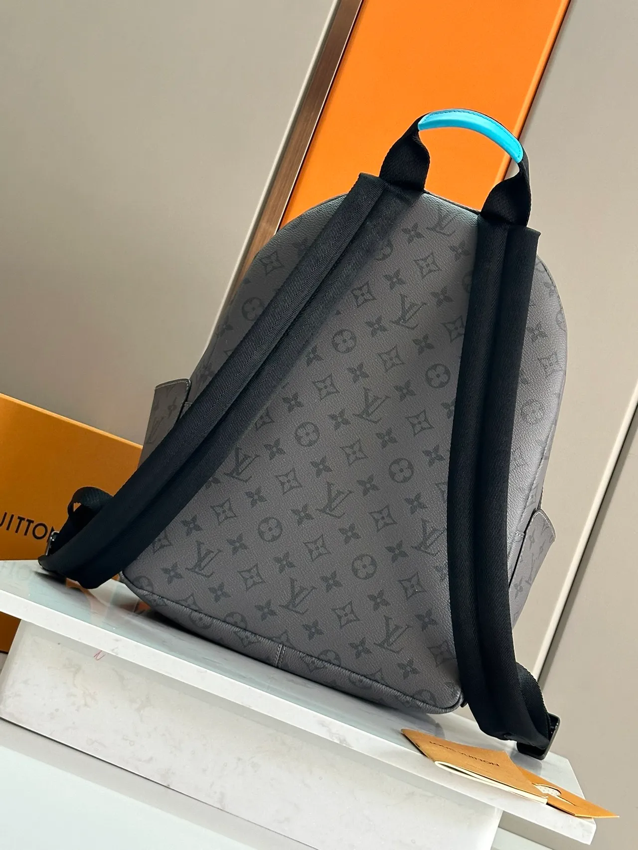 Louis Vuitton Monogram Mochila Casual Estructurada de Cuero Gris 3